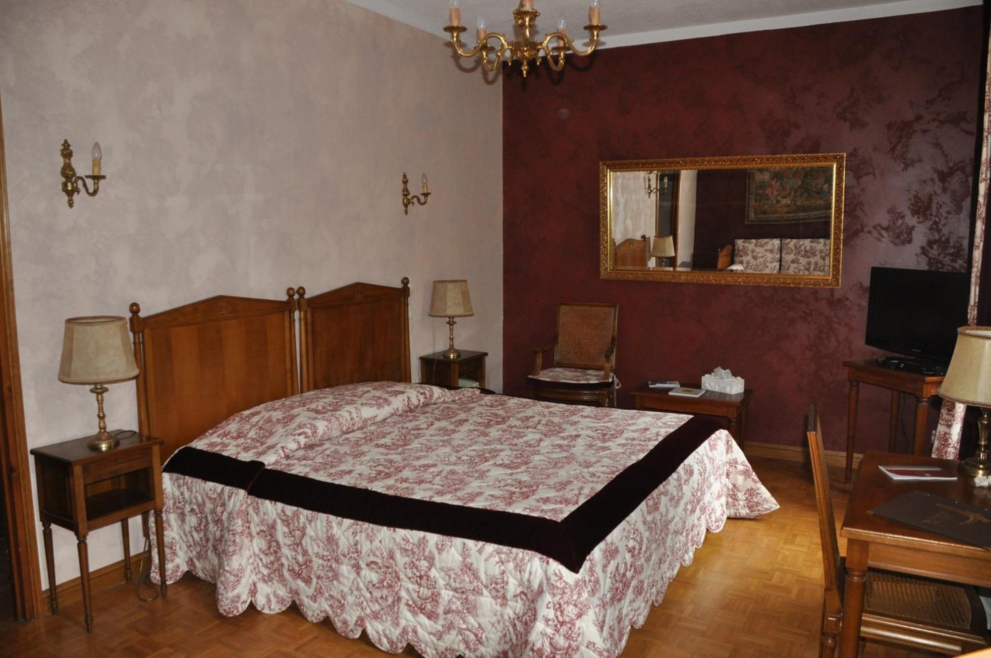 Logis Hostellerie Du Grand Duc Hotel Restaurant Gincla Esterno foto