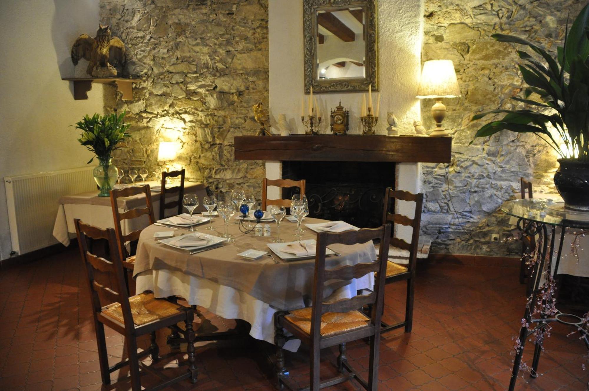 Logis Hostellerie Du Grand Duc Hotel Restaurant Gincla Esterno foto