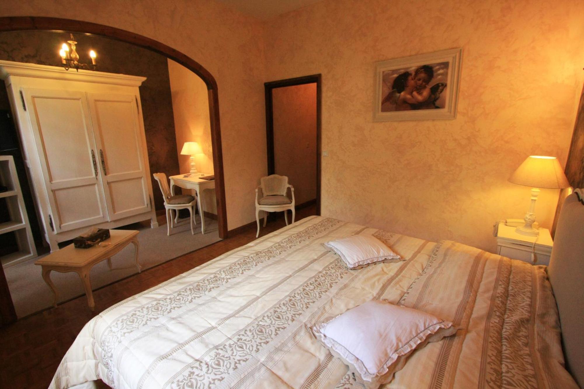 Logis Hostellerie Du Grand Duc Hotel Restaurant Gincla Camera foto