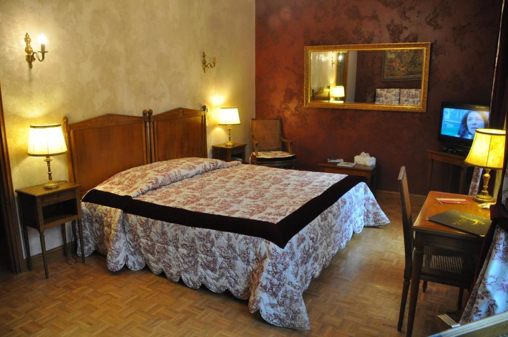Logis Hostellerie Du Grand Duc Hotel Restaurant Gincla Esterno foto