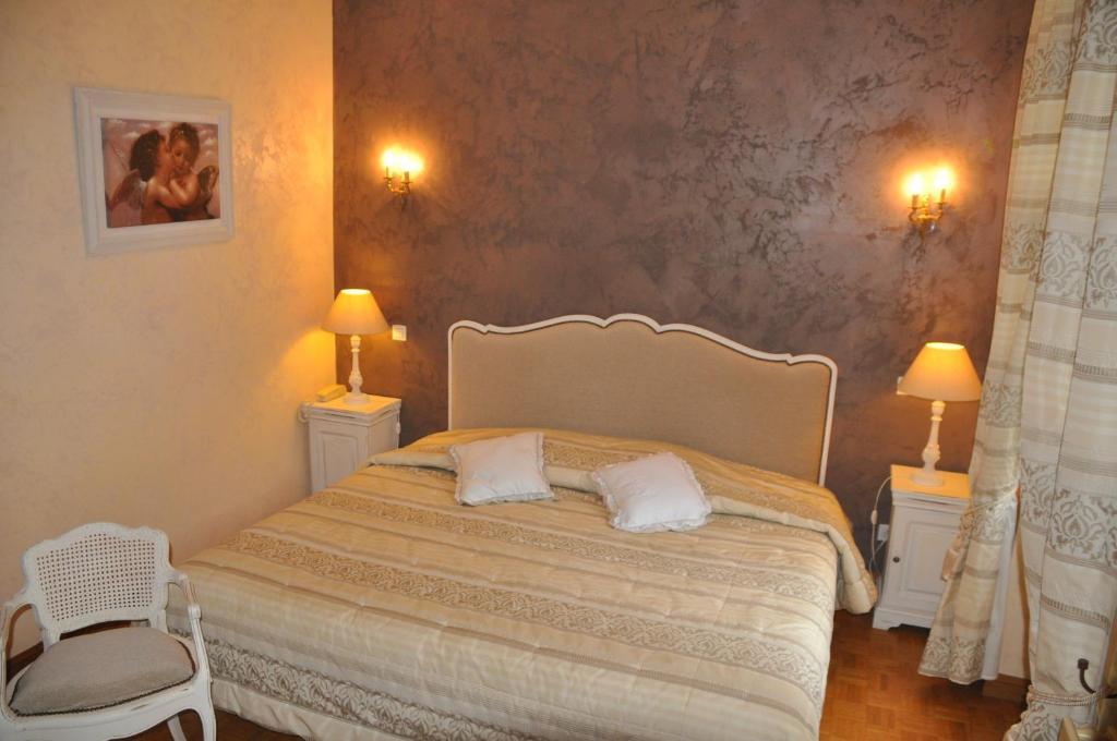 Logis Hostellerie Du Grand Duc Hotel Restaurant Gincla Esterno foto