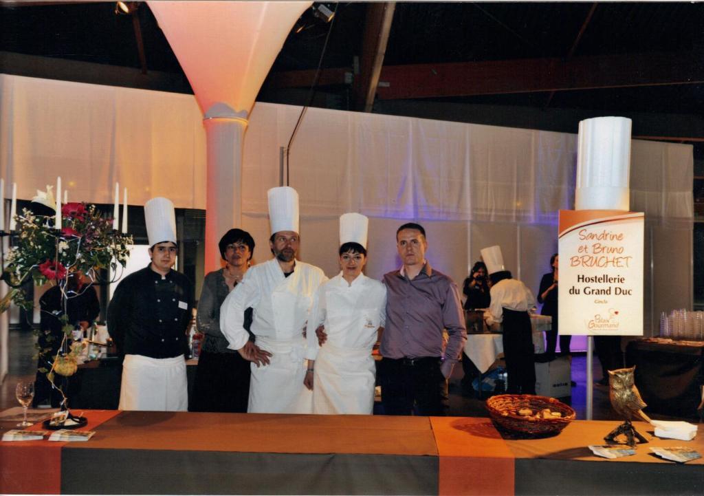 Logis Hostellerie Du Grand Duc Hotel Restaurant Gincla Esterno foto